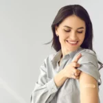 Donna sorridente dopo aver aderito alla campagna vaccinale 2025