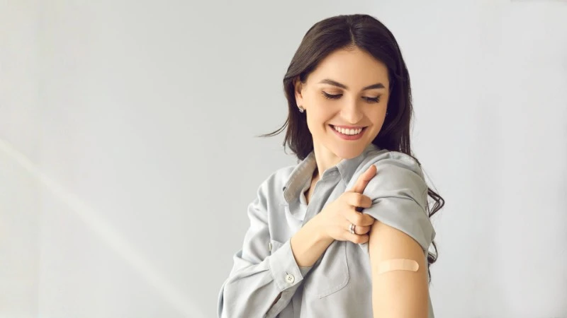 Donna sorridente dopo aver aderito alla campagna vaccinale 2025