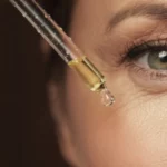 Donna applica siero al retinolo sul viso per ridurre le rughe
