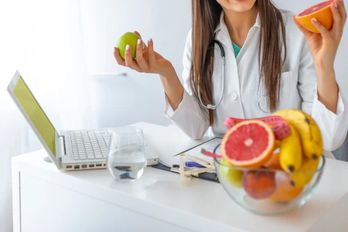Nutrizionista con frutta tra le mani