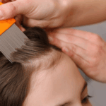 Genitore controlla i capelli del bambino con pettine antipidocchi a denti fitti